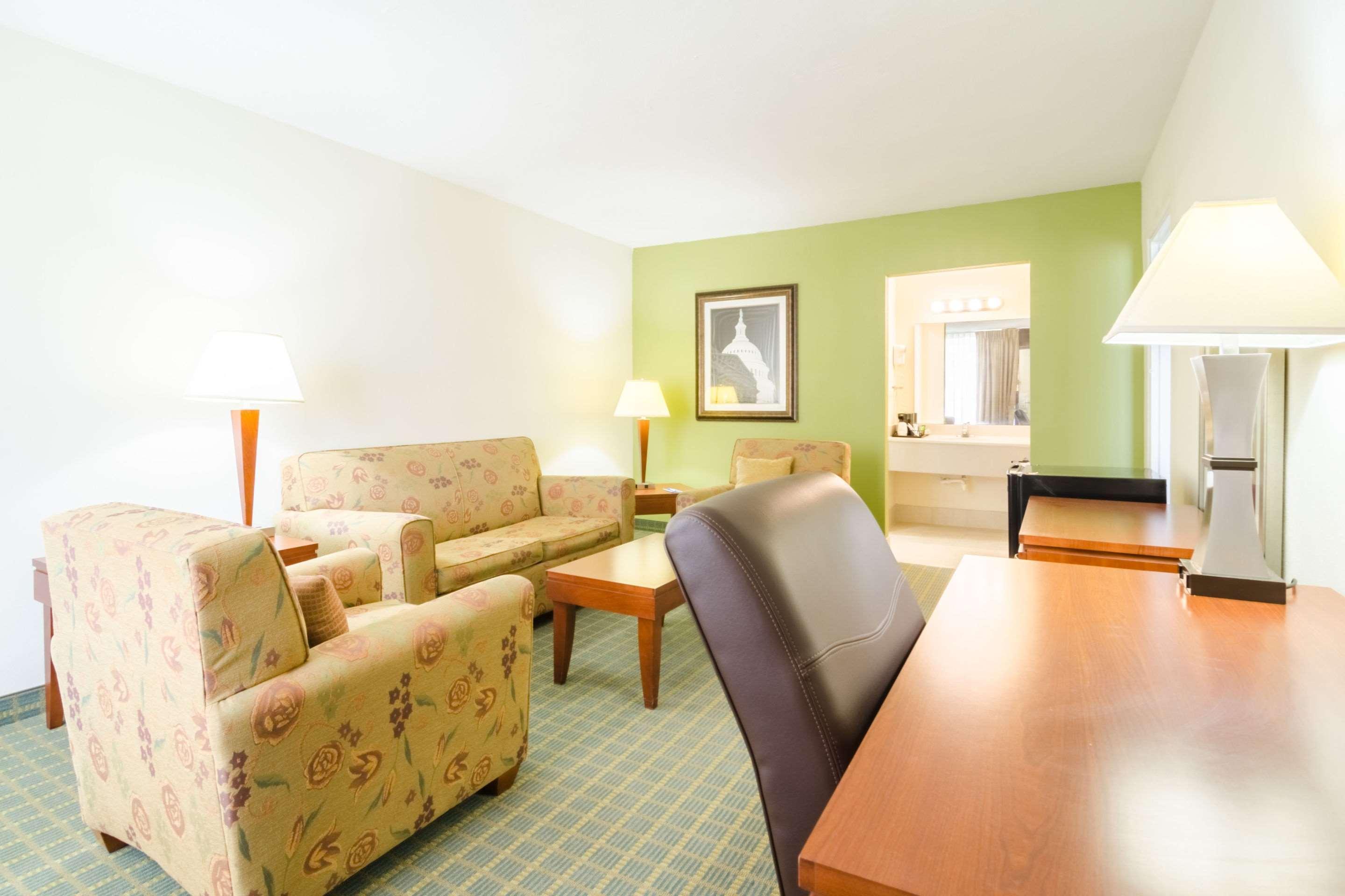 Rodeway Inn & Suites Greensboro Southeast Экстерьер фото