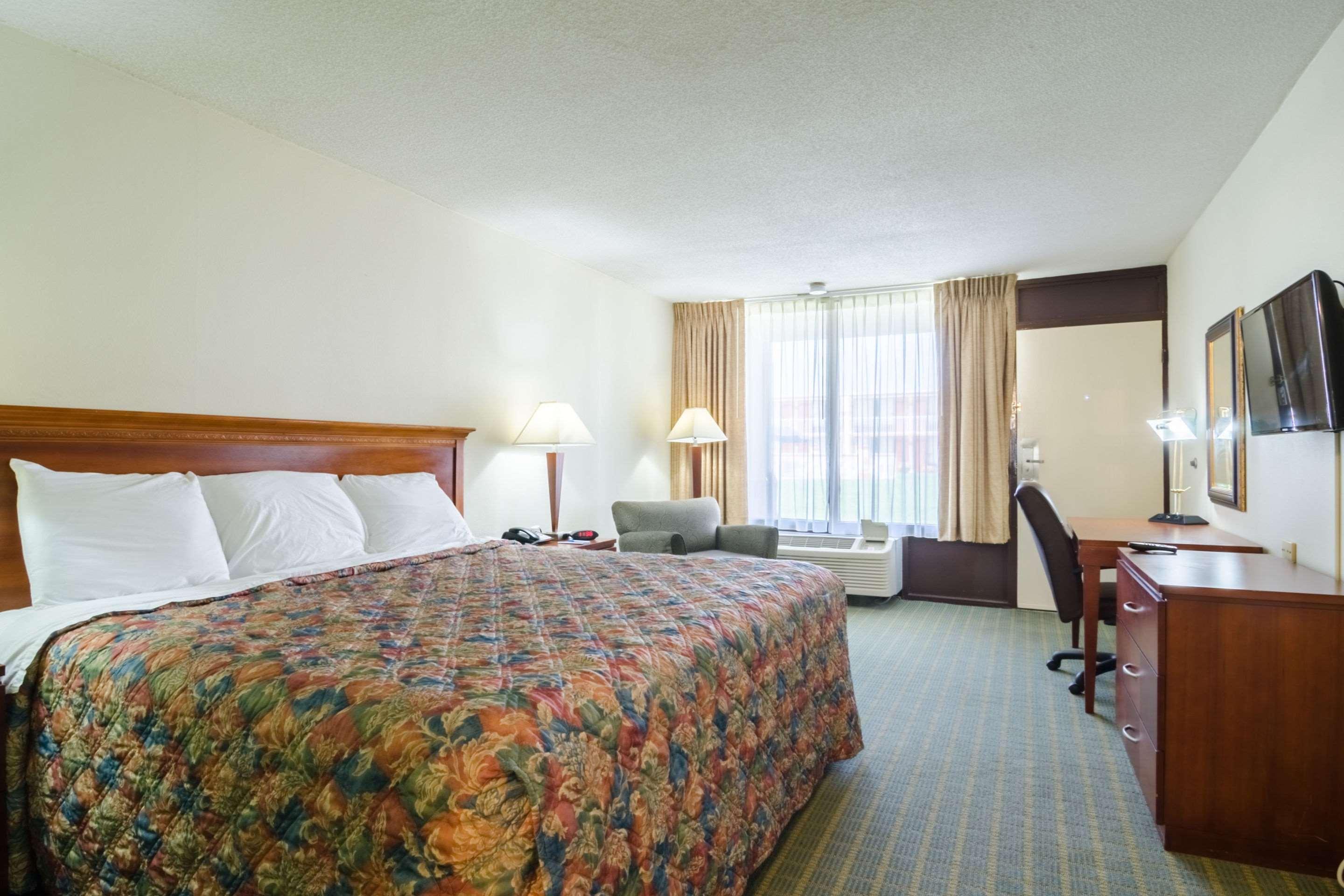 Rodeway Inn & Suites Greensboro Southeast Экстерьер фото